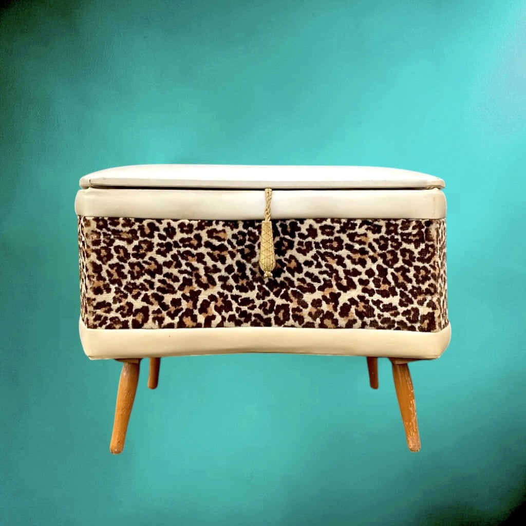 Tabouret coffre vintage années 60 – velours léopard et skaï blanc