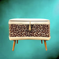 Tabouret coffre vintage années 60 – velours léopard et skaï blanc