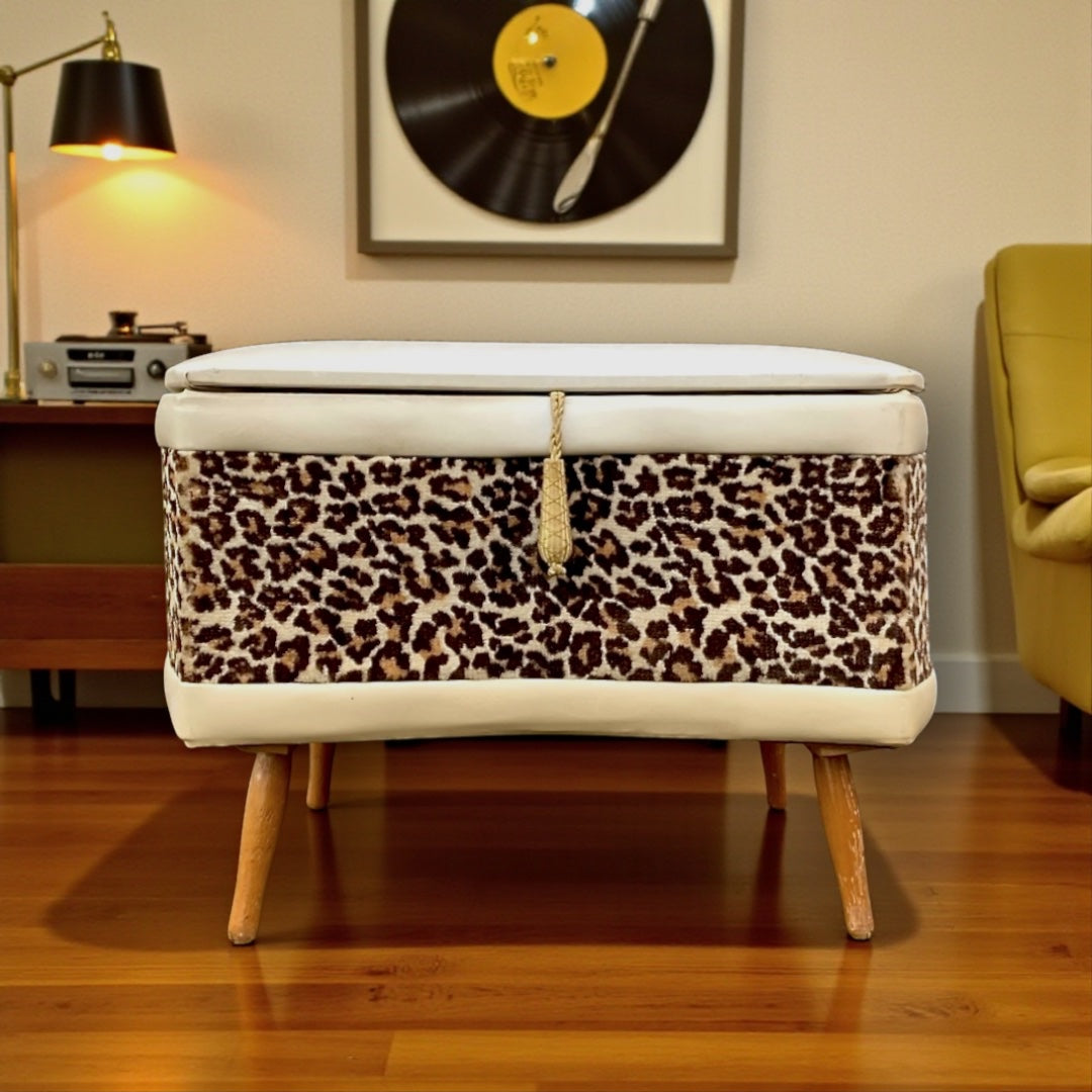 Tabouret coffre vintage années 60 – velours léopard et skaï blanc