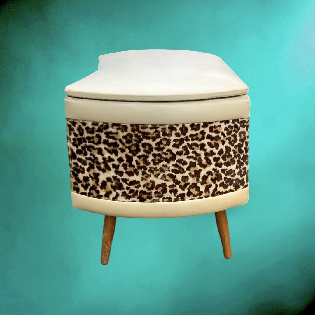 Tabouret coffre vintage années 60 – velours léopard et skaï blanc