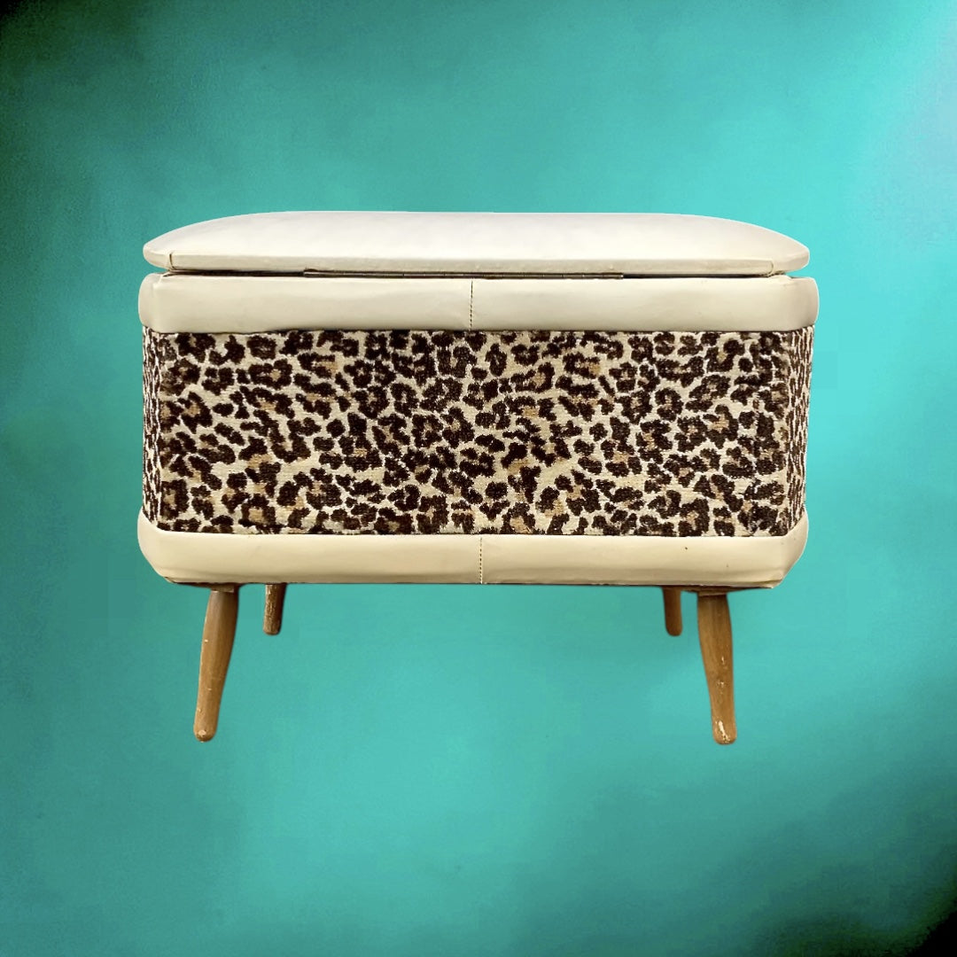 Tabouret coffre vintage années 60 – velours léopard et skaï blanc