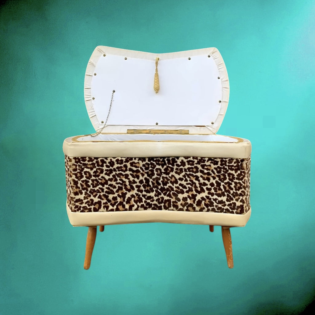 Tabouret coffre vintage années 60 – velours léopard et skaï blanc
