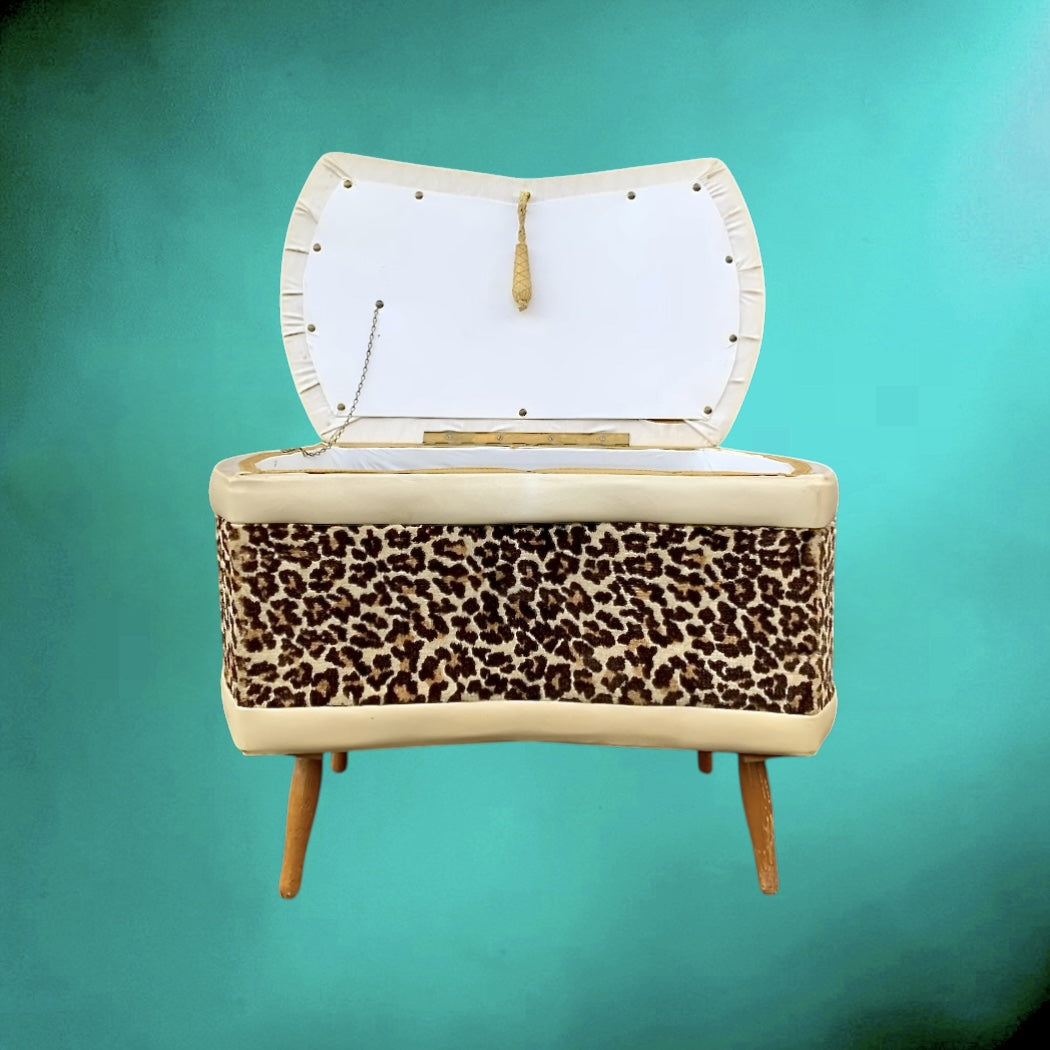 Tabouret coffre vintage années 60 – velours léopard et skaï blanc
