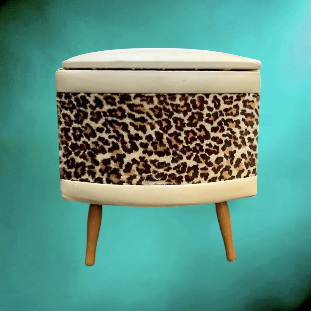 Tabouret coffre vintage années 60 – velours léopard et skaï blanc