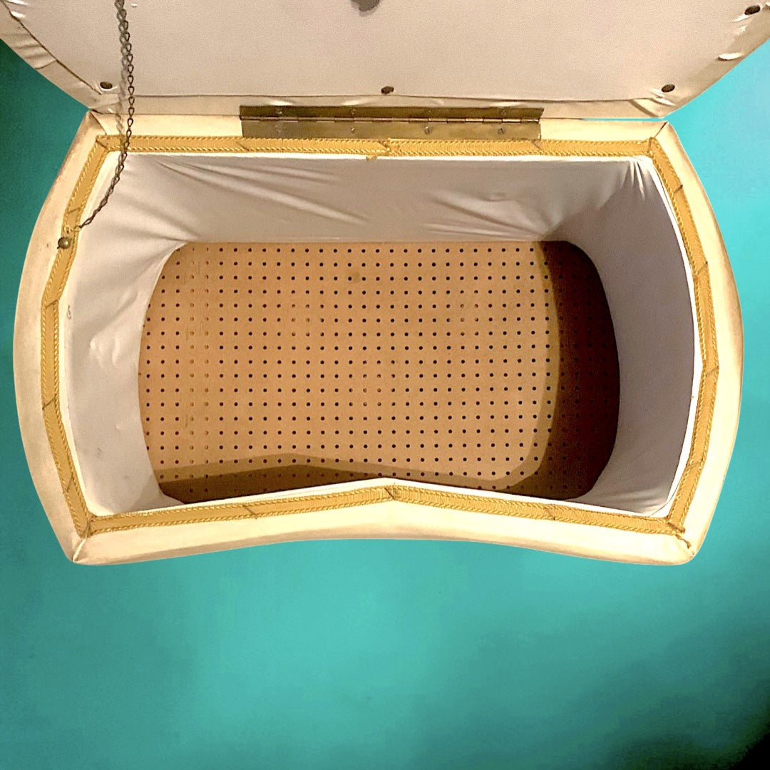 Tabouret coffre vintage années 60 – velours léopard et skaï blanc