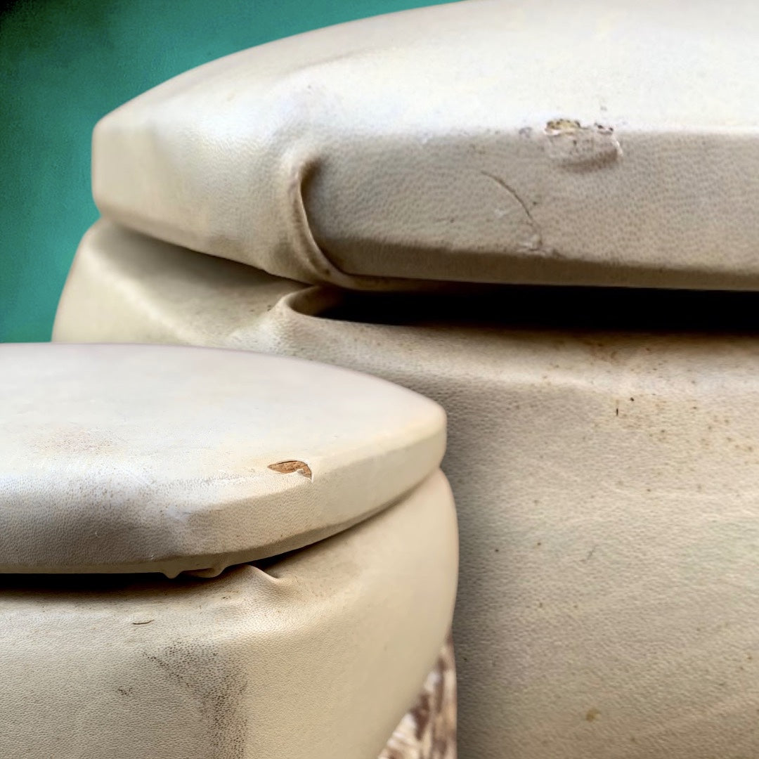 Tabouret coffre vintage années 60 – velours léopard et skaï blanc