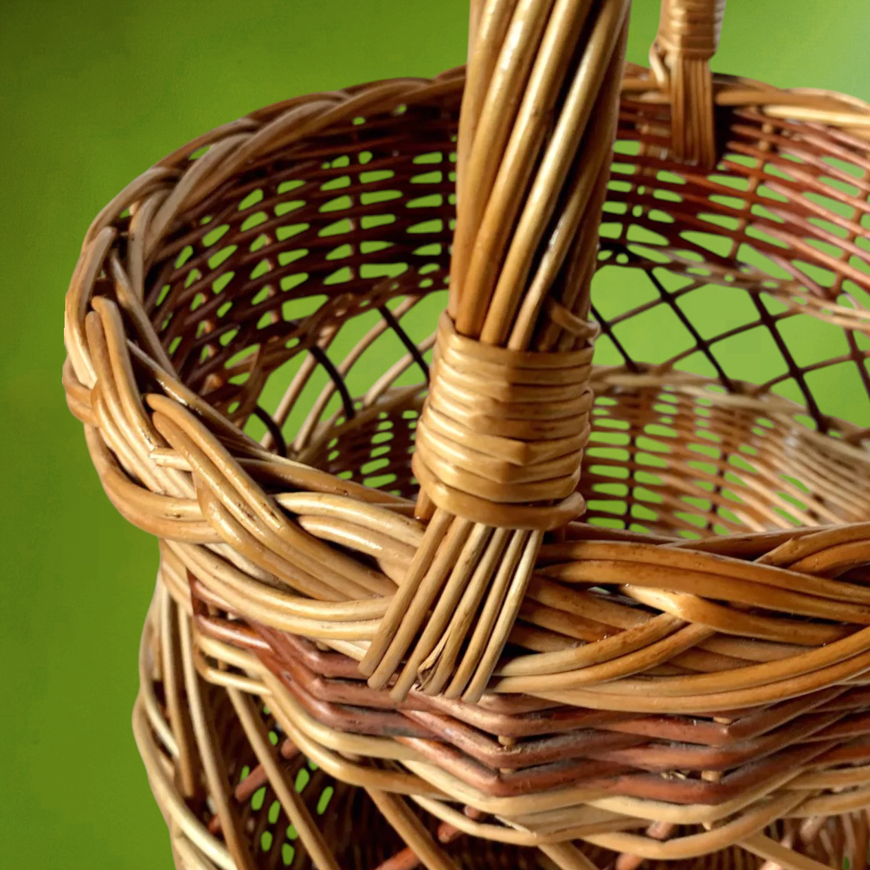 Panier Ancien en Osier Tressé Trois Tons Fabrication Artisanale - Années 60
