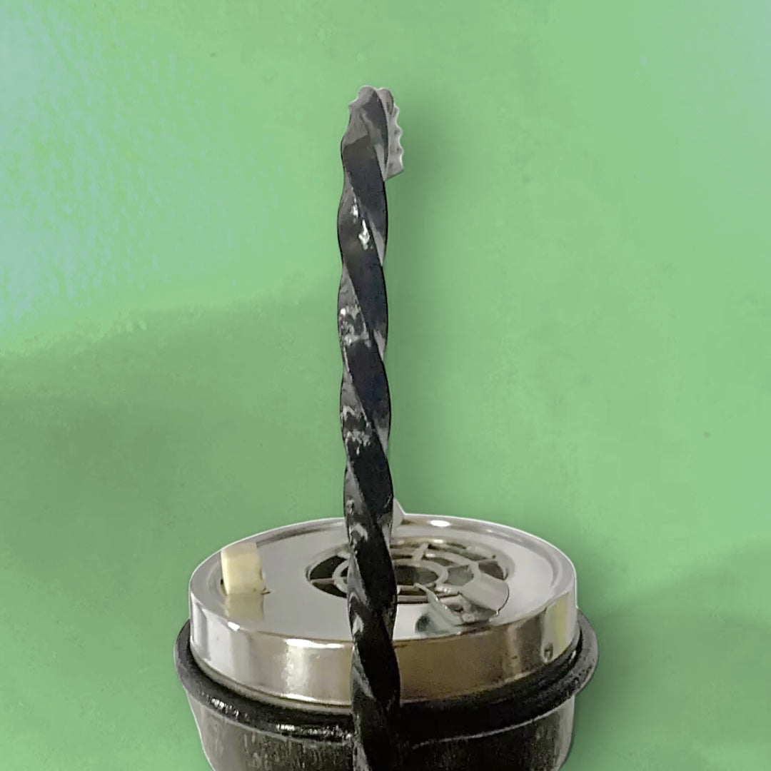 Serviteur de fumeur vintage en fer forgé avec porte-revues, tablette bois et cendrier Swallow Brand – années 50