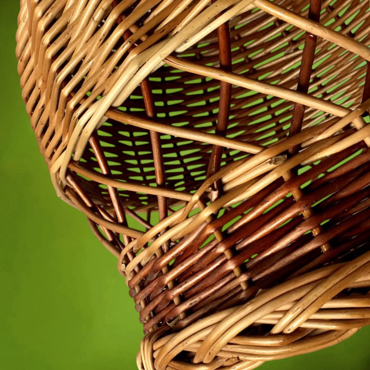 Panier Ancien en Osier Tressé Trois Tons Fabrication Artisanale - Années 60