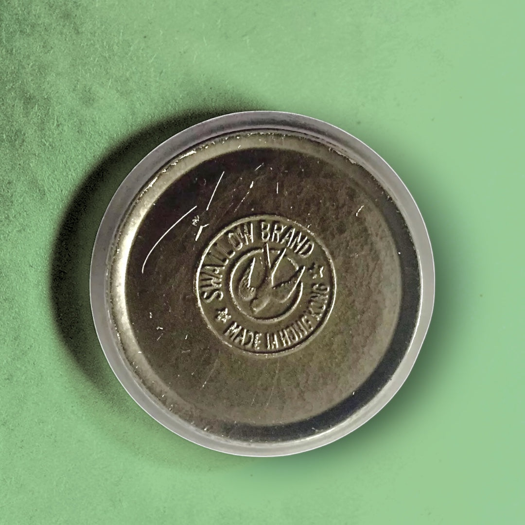 Serviteur de fumeur vintage en fer forgé avec porte-revues, tablette bois et cendrier Swallow Brand – années 50