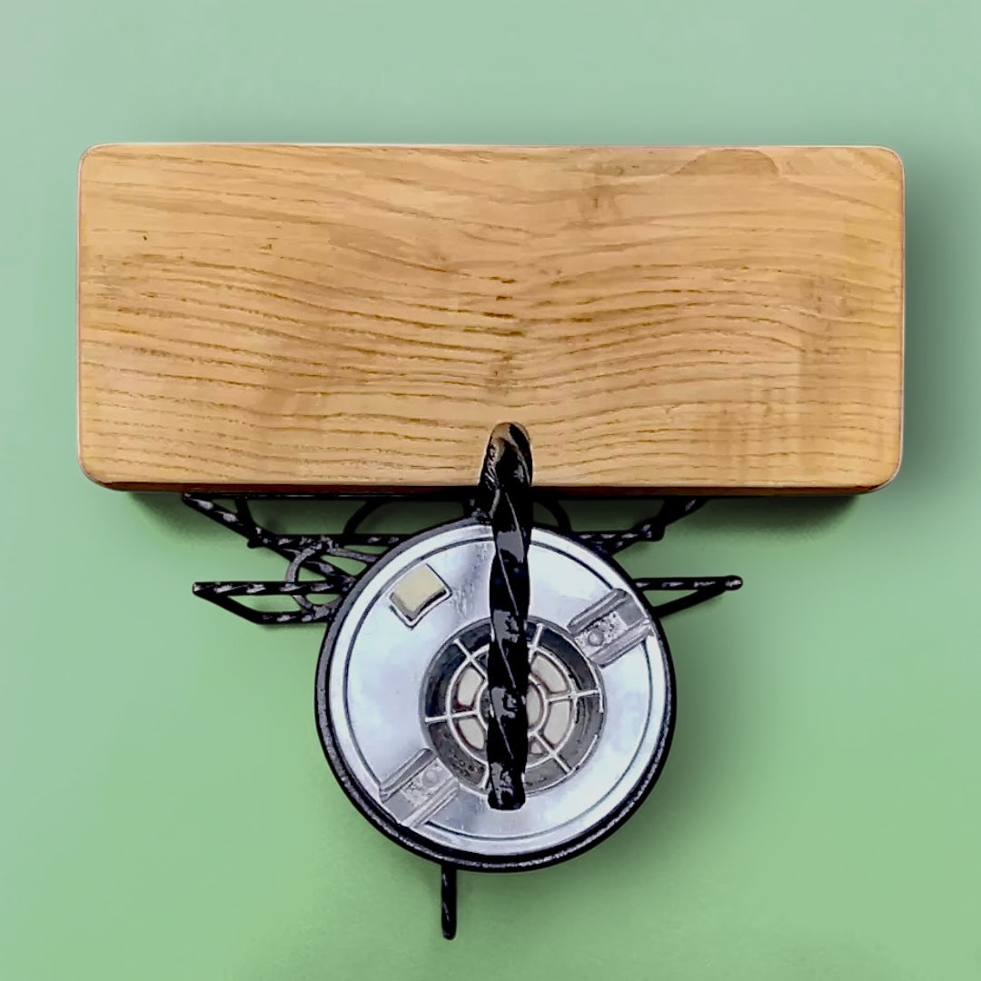 Serviteur de fumeur vintage en fer forgé avec porte-revues, tablette bois et cendrier Swallow Brand – années 50