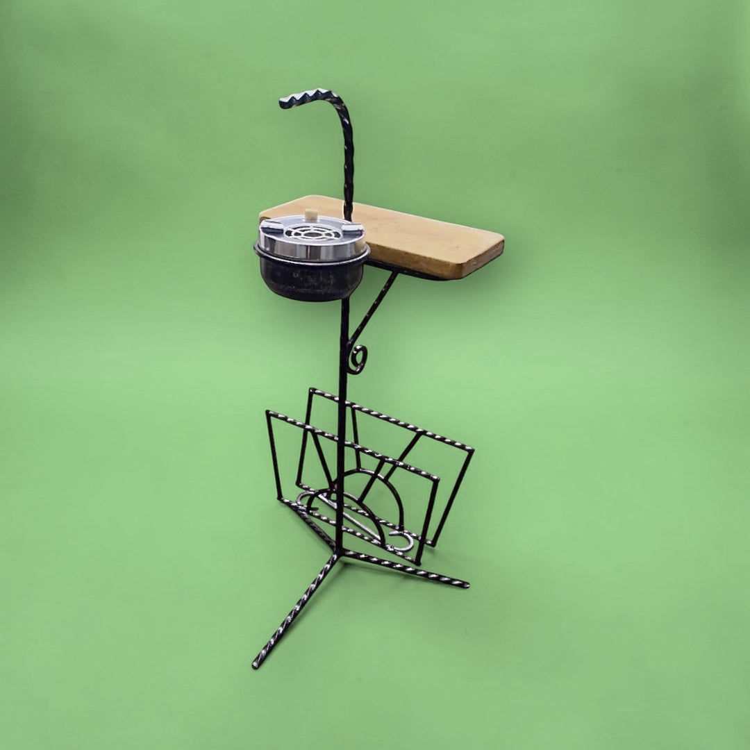 Serviteur de fumeur vintage en fer forgé avec porte-revues, tablette bois et cendrier Swallow Brand – années 50