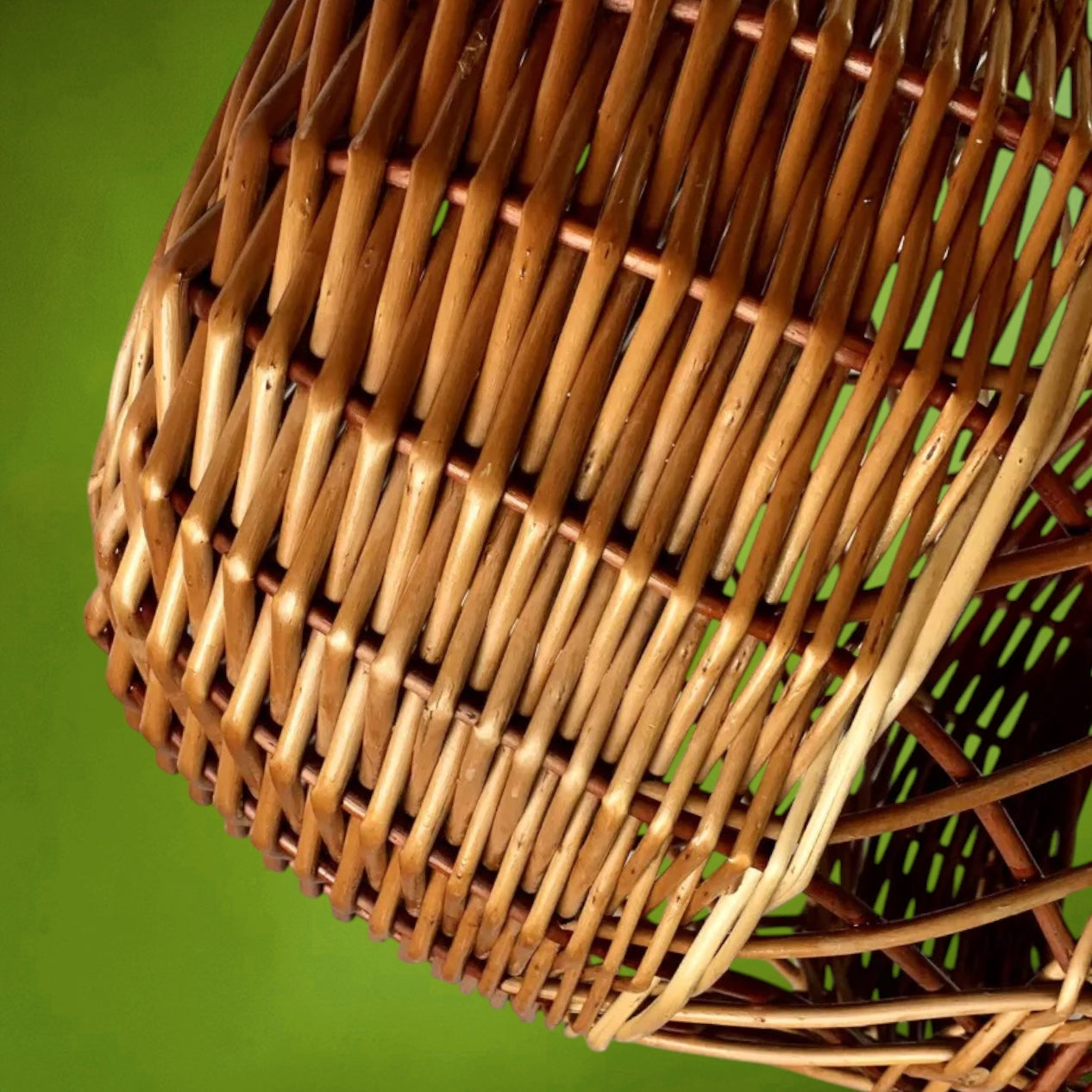 Panier Ancien en Osier Tressé Trois Tons Fabrication Artisanale - Années 60