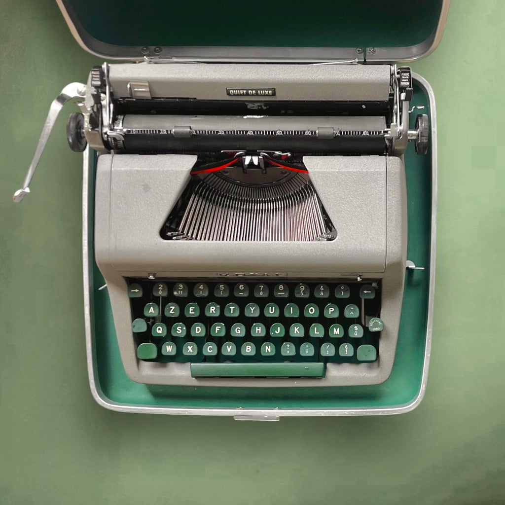 Machine à Écrire Royal Quiet De Luxe avec Valise Clavier AZERTY et Clef– Années 50