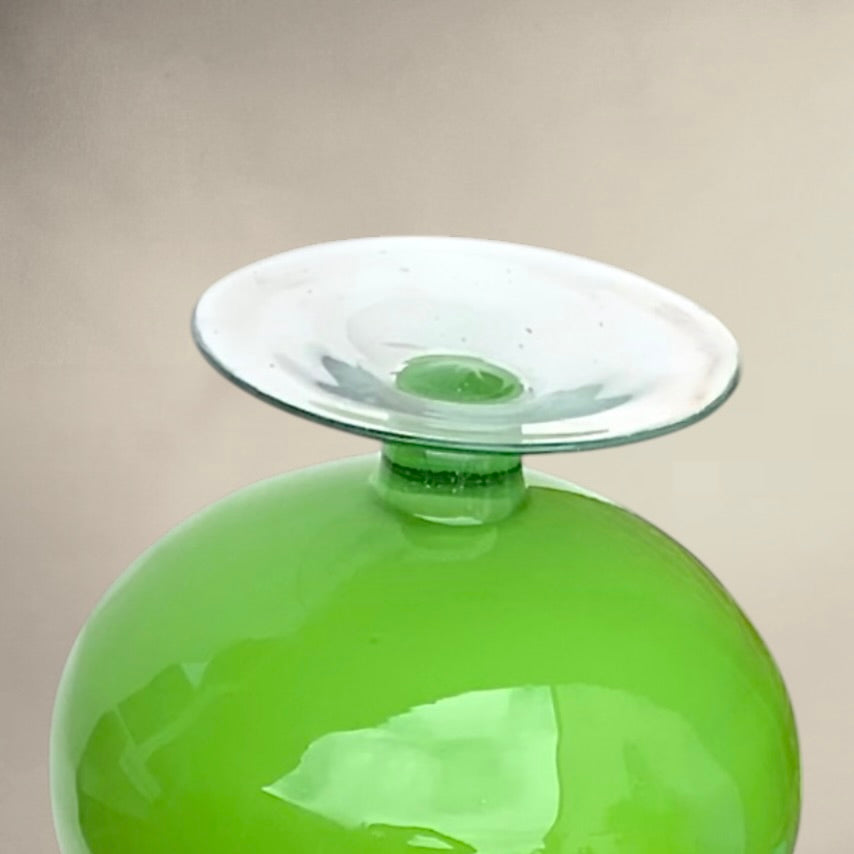 Vase Ancien Verre Soufflé Vert Pomme Sur Pied Forme Calice Années 70