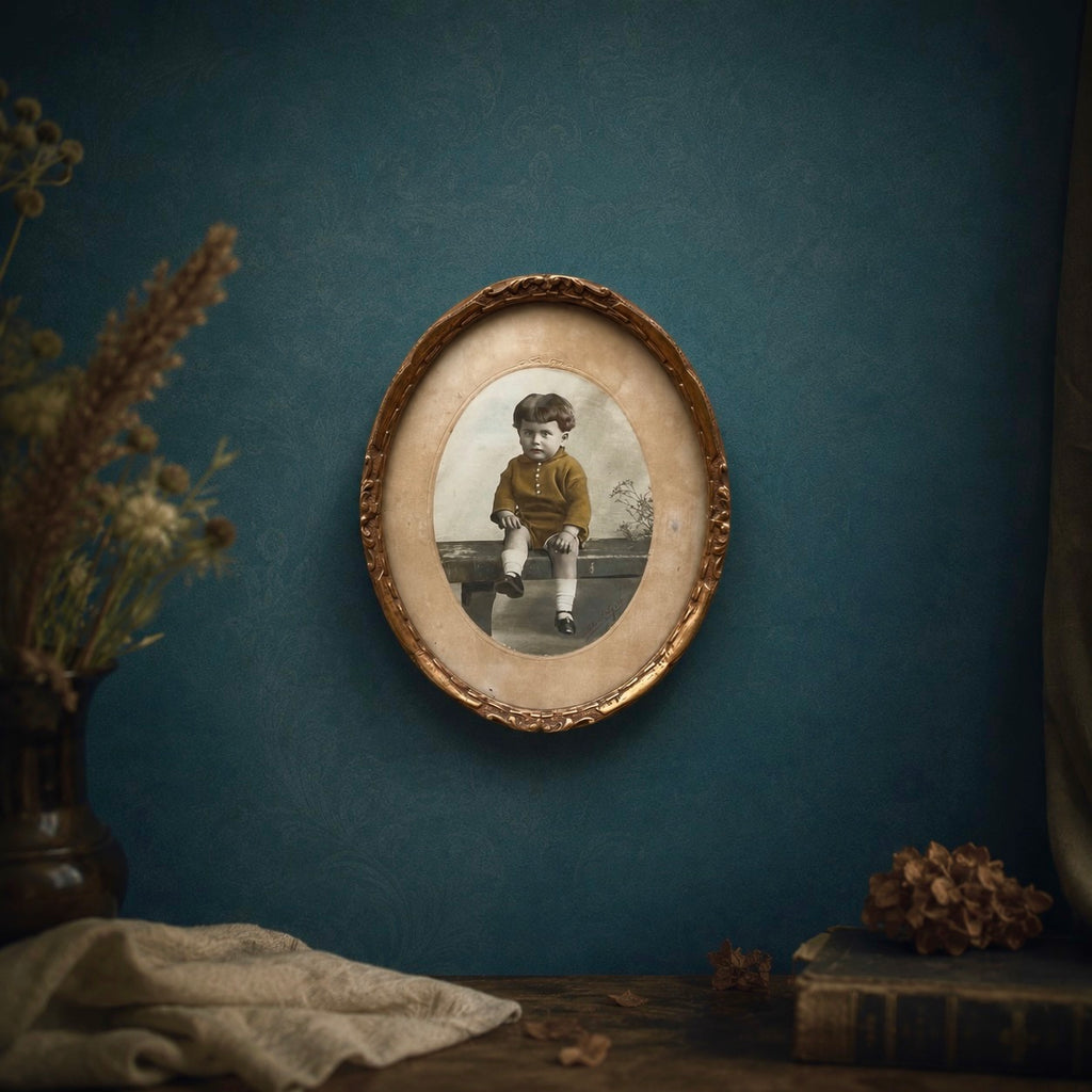 ancien-petit-cadre-photographique-ovale-bois-sculpte-photo-colorisee-bambin-debut-xxe