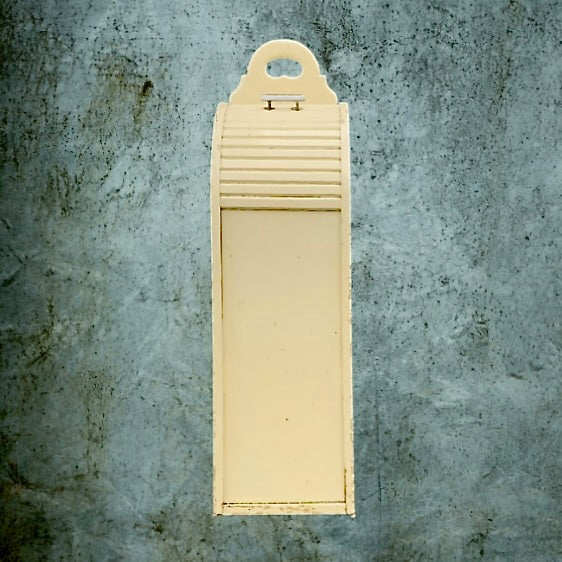 Huche à pain vintage en bois massif blanc cassé – volet coulissant – années 50