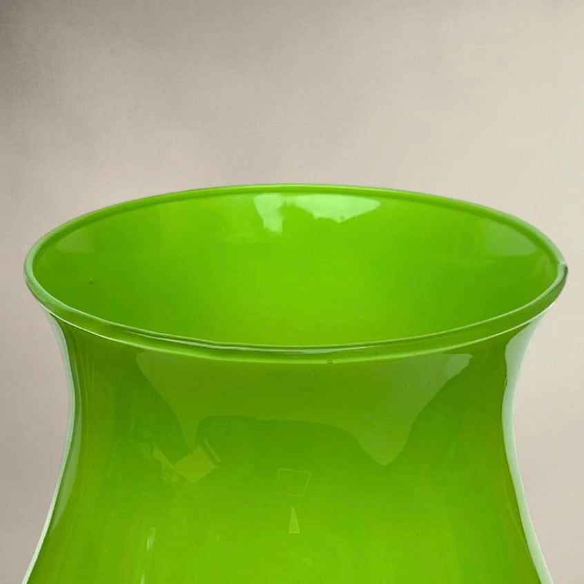 Vase Ancien Verre Soufflé Vert Pomme Sur Pied Forme Calice Années 70