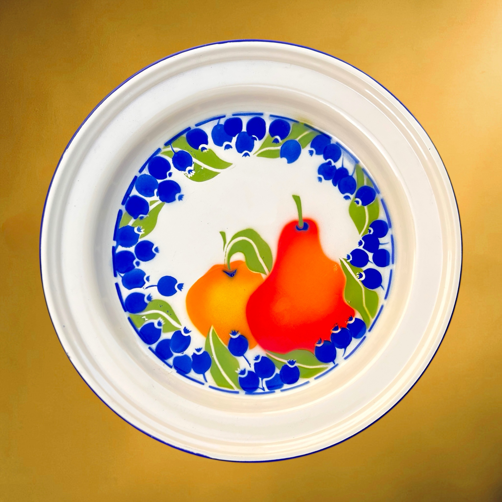 Grand plateau vintage en tôle émaillée décor fruits poires et baies bleues