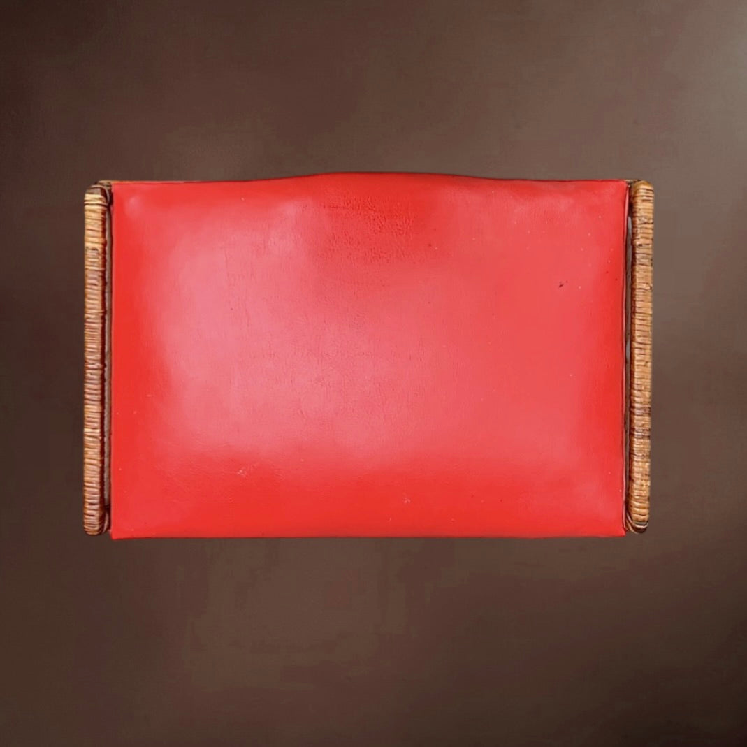 Malle rotin vintage avec assise rouge – coffre tabouret années 60