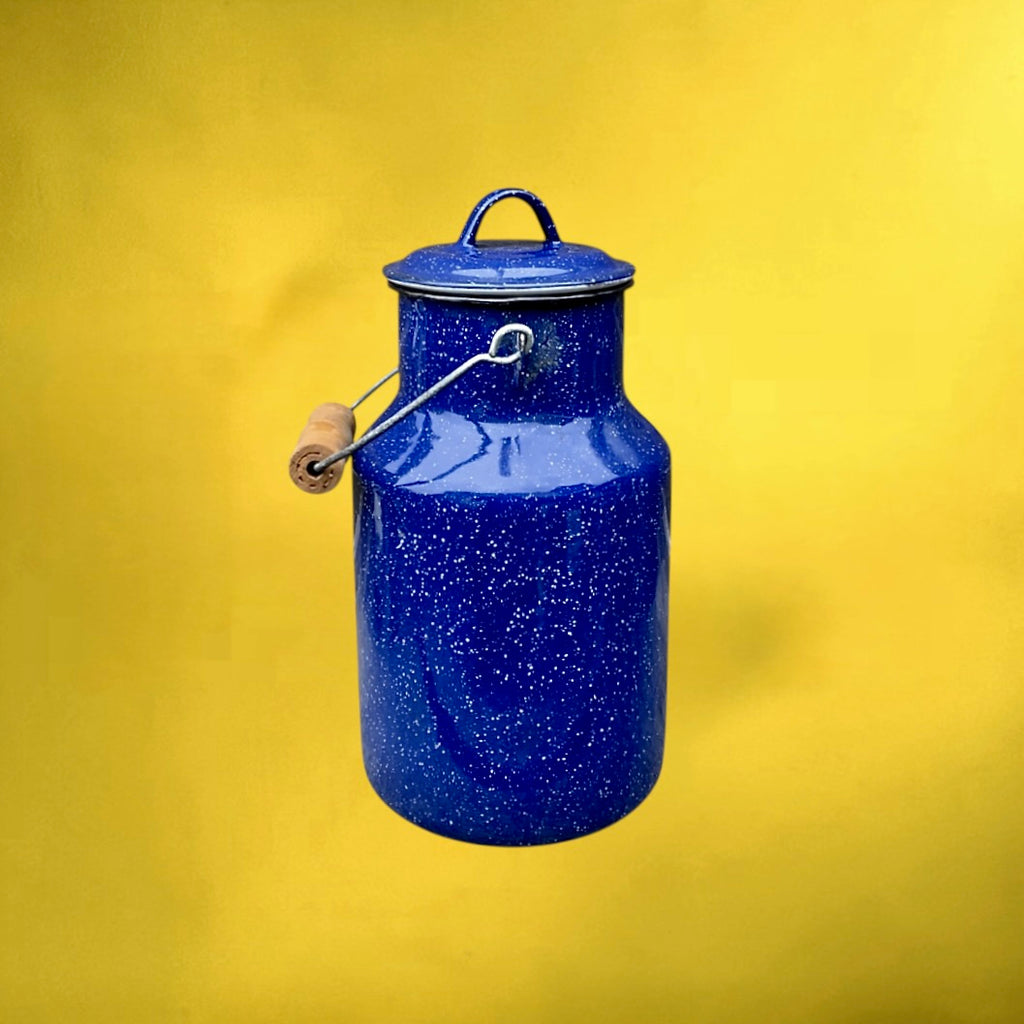 Bidon À Lait Ancien en Tôle Émaillée Bleu Moucheté Couvercle Bois – Années 50