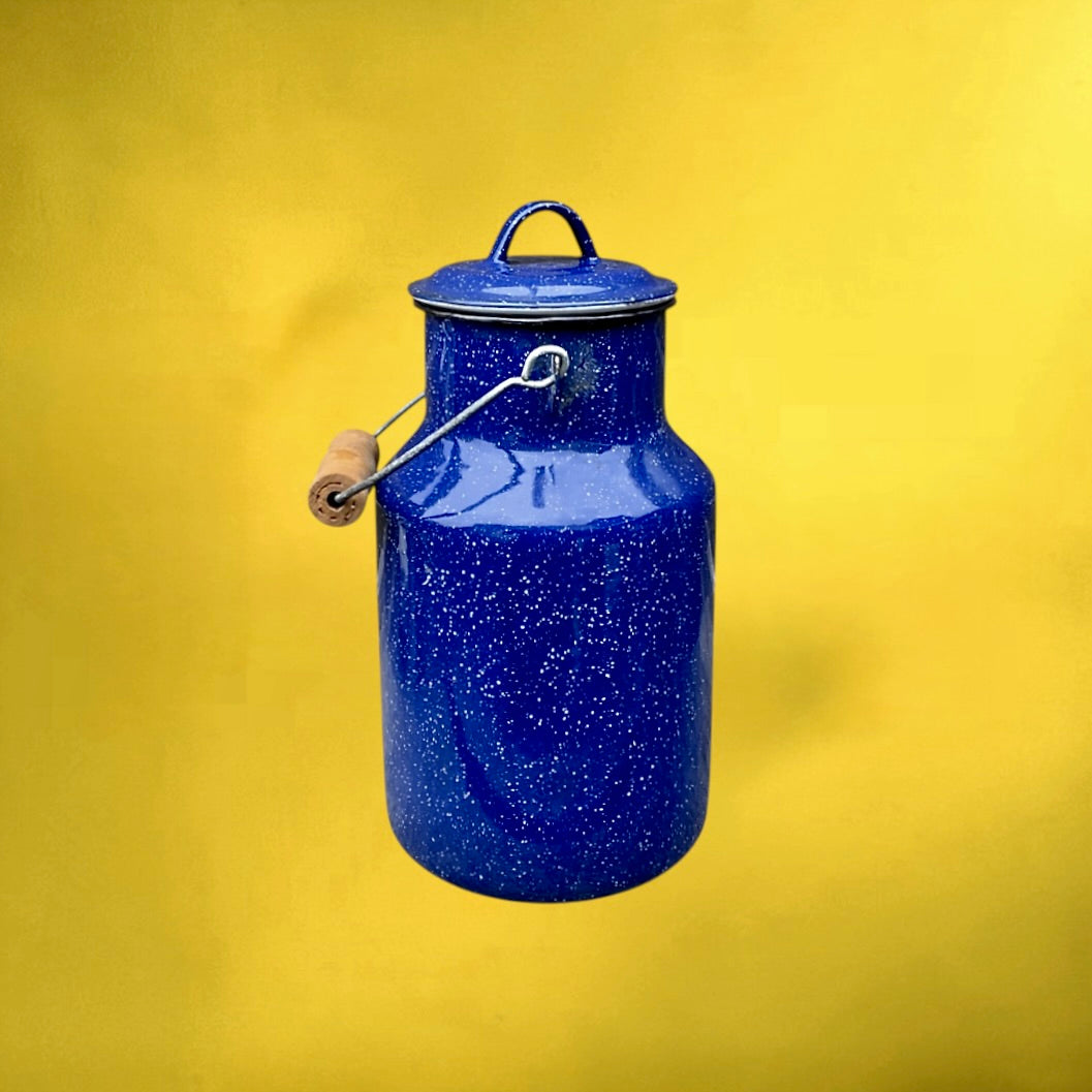Bidon À Lait Ancien en Tôle Émaillée Bleu Moucheté Couvercle Bois – Années 50