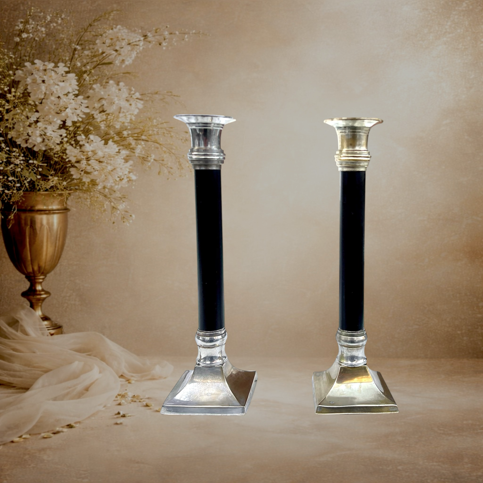 Paire de chandeliers Art Déco en métal nickelé et colonne noire – années 1930
