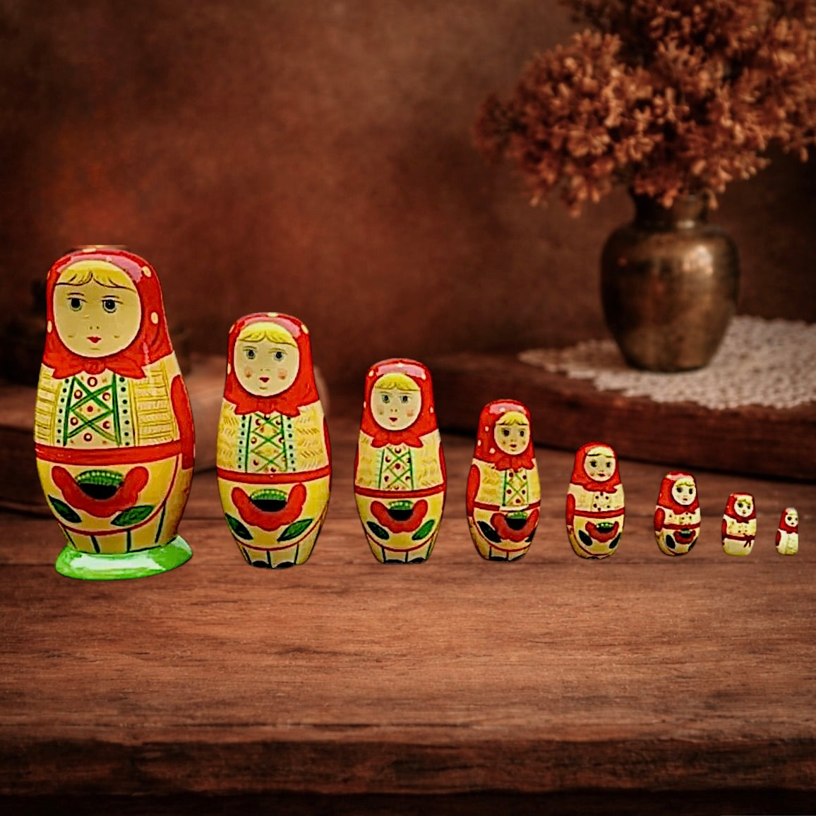 Matriochka vintage 8 poupées russes gigognes en bois peint – décor traditionnel – XXe siècle