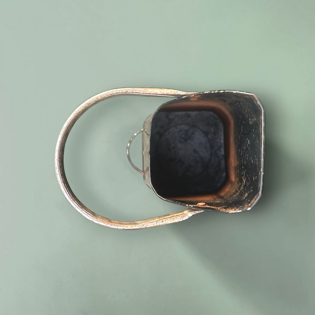 Seau à charbon ancien en tôle noire – fleur de lys au pochoir – accessoire de cheminée vintage