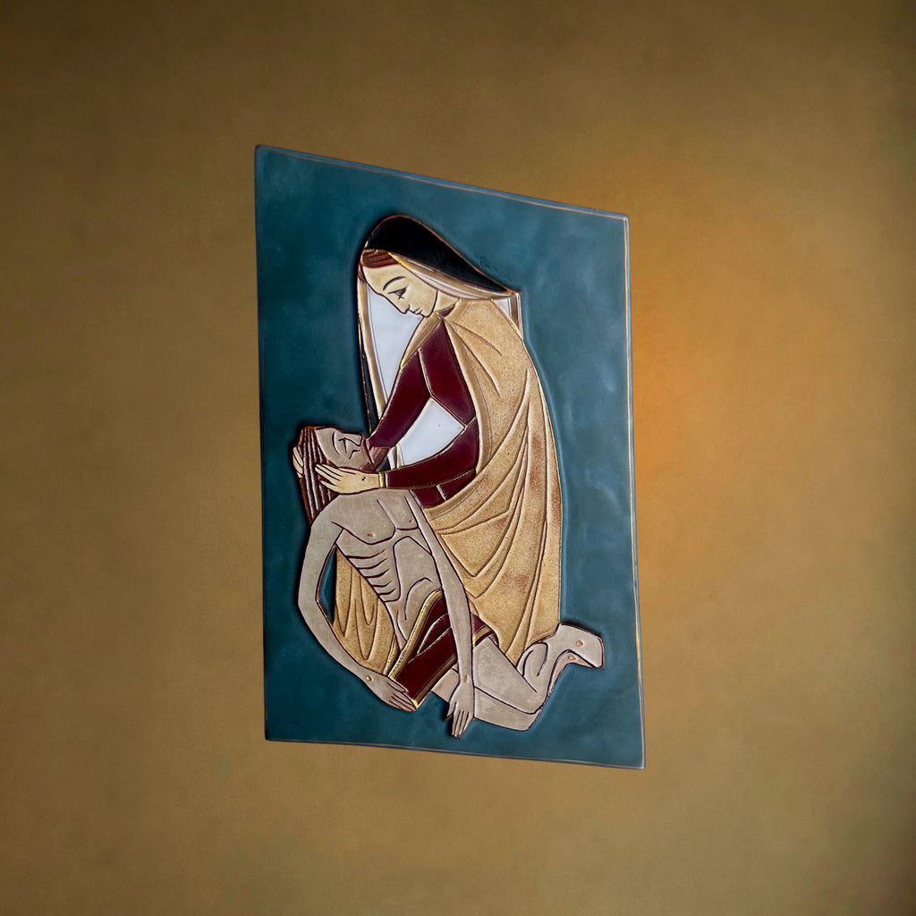 Plaque Murale Religieuse Pietà Moderniste en Céramique Partiellement Vernissée – Années 60