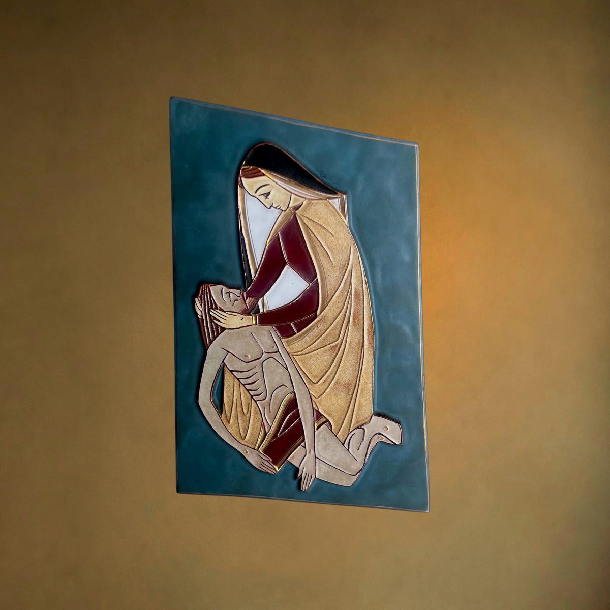 Plaque Murale Religieuse Pietà Moderniste en Céramique Partiellement Vernissée – Années 60