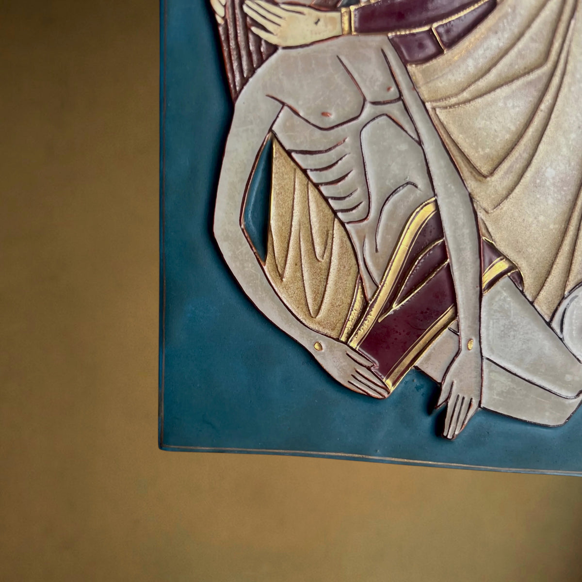 Plaque Murale Religieuse Pietà Moderniste en Céramique Partiellement Vernissée – Années 60