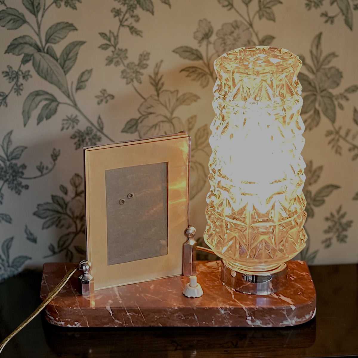 Lampe Porte-Photo en Marbre Rouge, Verre Moulé et Métal Chromé – Années 50-60