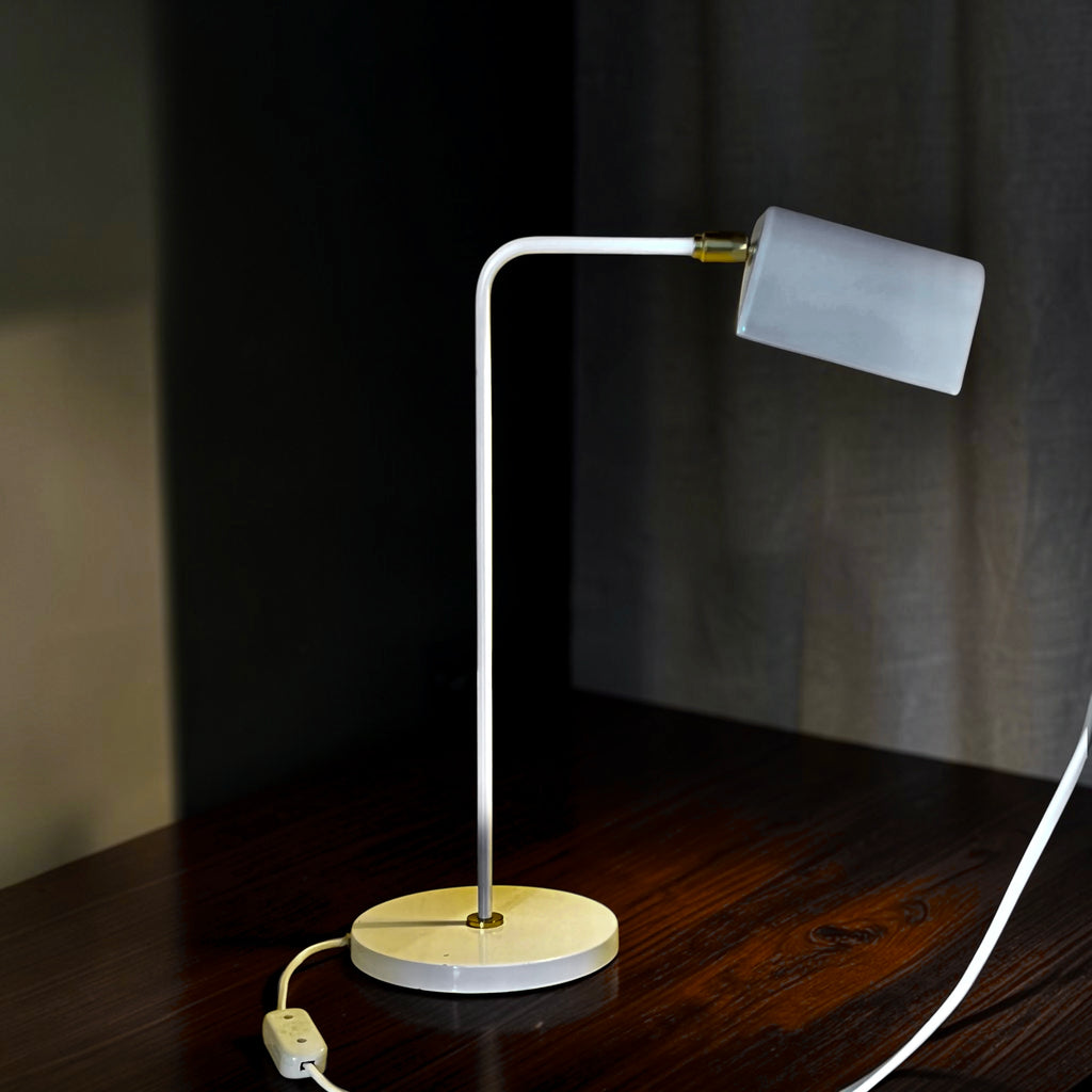 Lampe de Bureau Moderniste en Métal Blanc et Laiton Doré, Esprit Bauhaus – Années 60