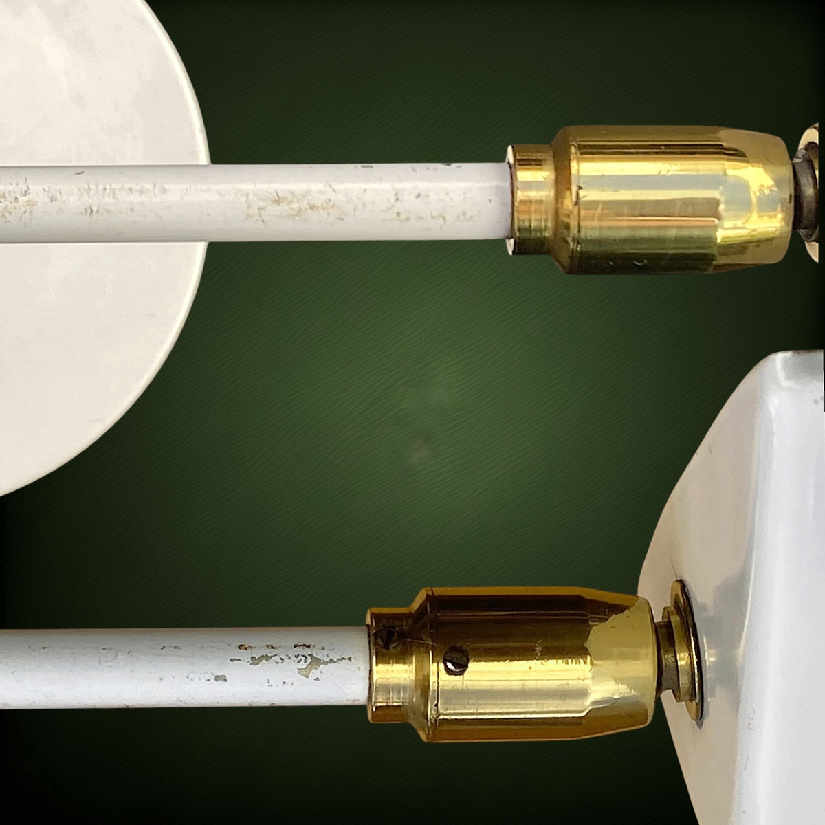 Lampe de Bureau Moderniste en Métal Blanc et Laiton Doré, Esprit Bauhaus – Années 60
