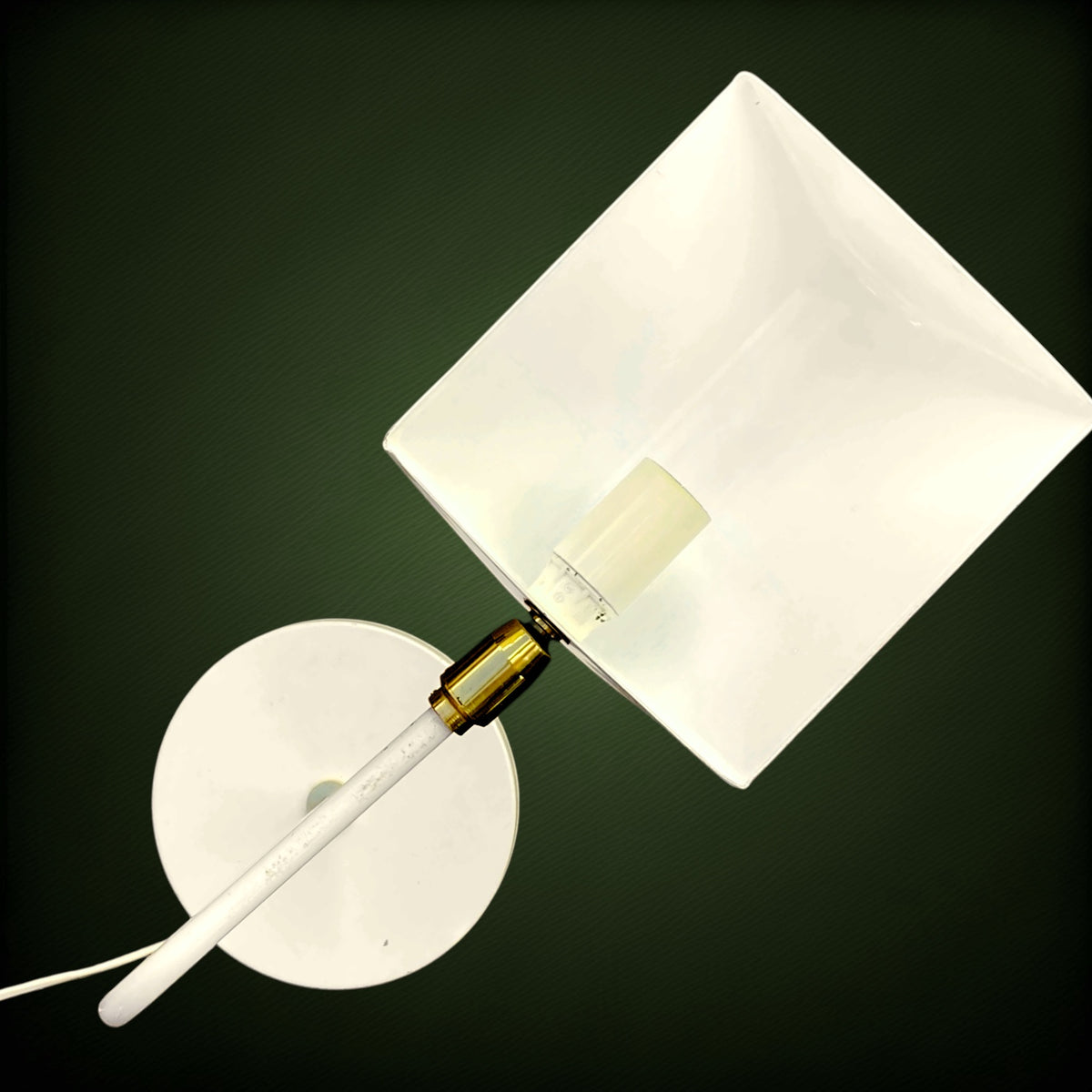Lampe de Bureau Moderniste en Métal Blanc et Laiton Doré, Esprit Bauhaus – Années 60