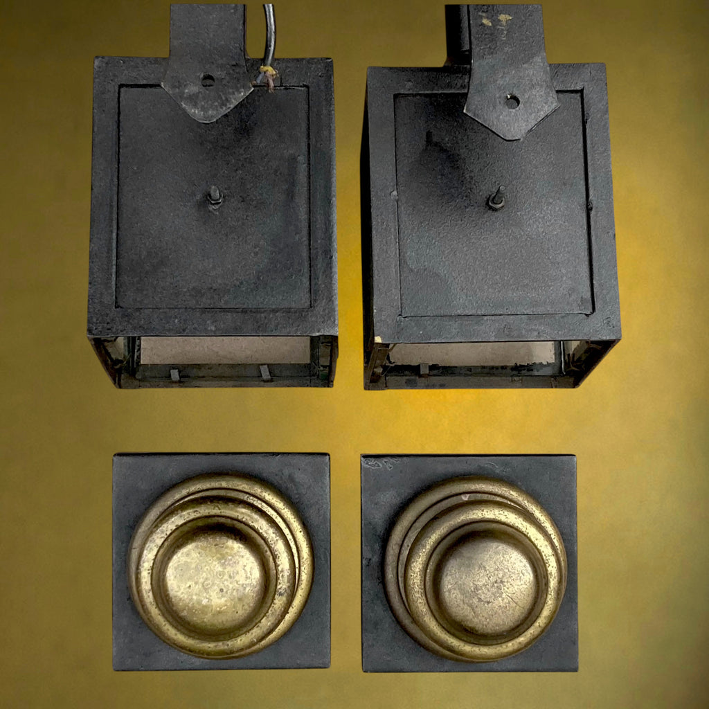 Paire de Lanternes Murales Anciennes en Fonte et Verre Épais, Électrifiées – 8 kg – Circa 1900