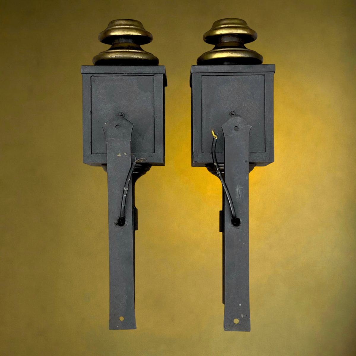 Paire de Lanternes Murales Anciennes en Fonte et Verre Épais, Électrifiées – 8 kg – Circa 1900