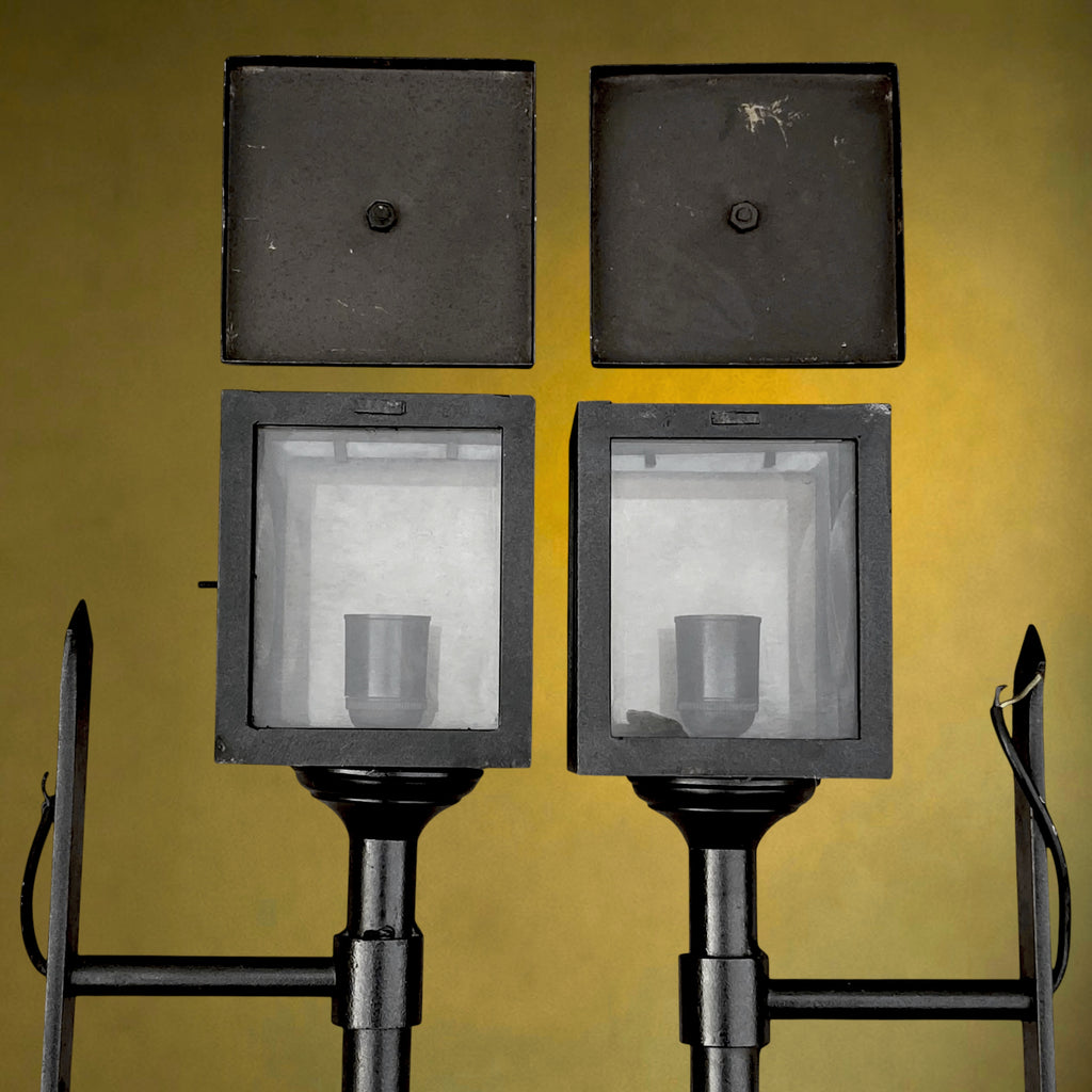 Paire de Lanternes Murales Anciennes en Fonte et Verre Épais, Électrifiées – 8 kg – Circa 1900