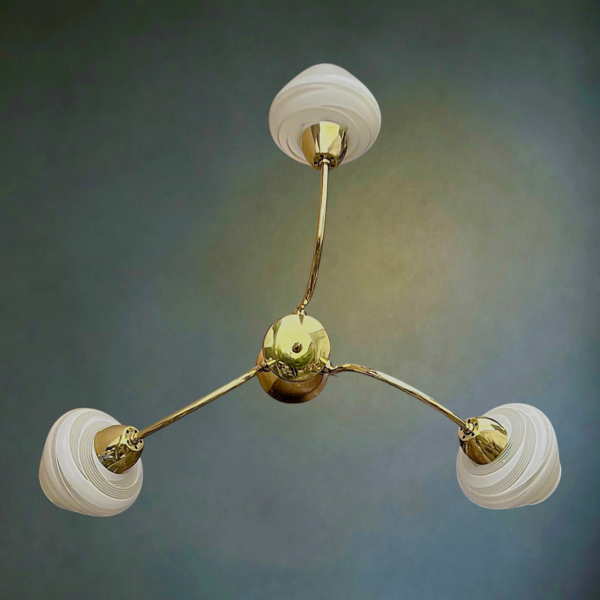 Lustre 3 Feux en Laiton  et Verre Opalin Strié – Années 50-60