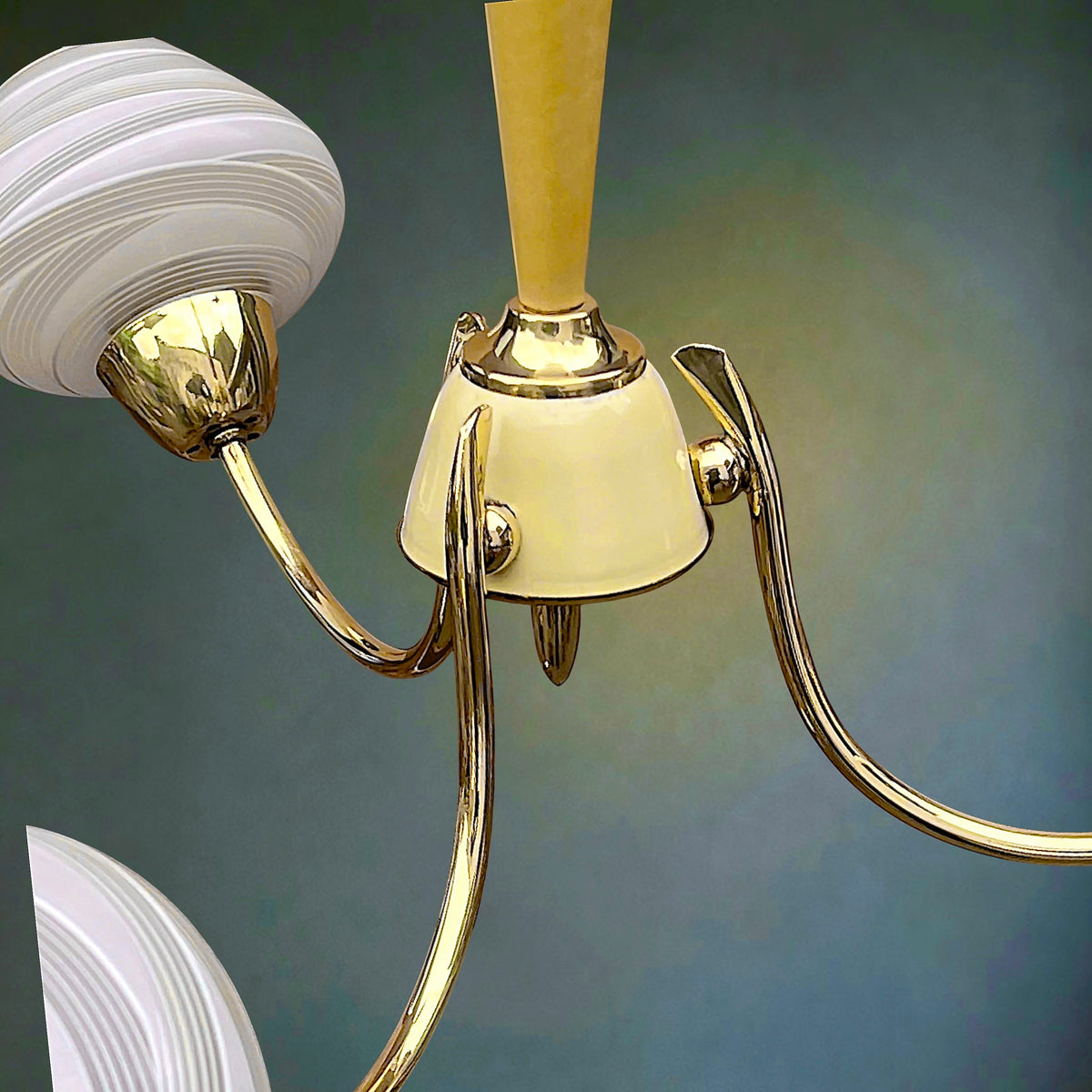Lustre 3 Feux en Laiton  et Verre Opalin Strié – Années 50-60