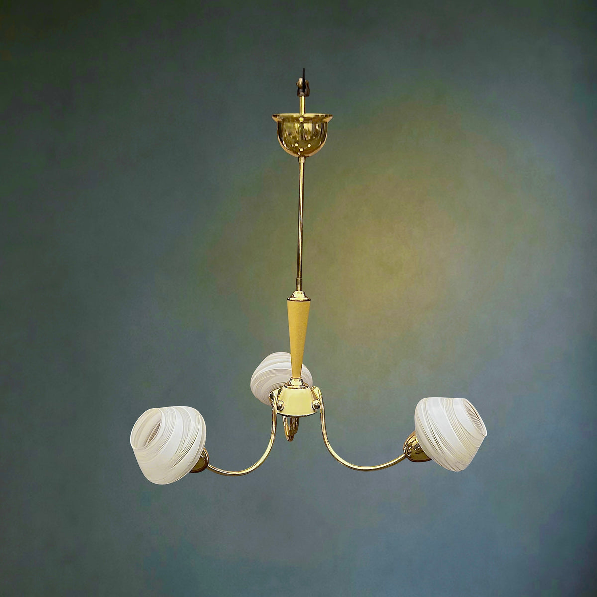 Lustre 3 Feux en Laiton  et Verre Opalin Strié – Années 50-60