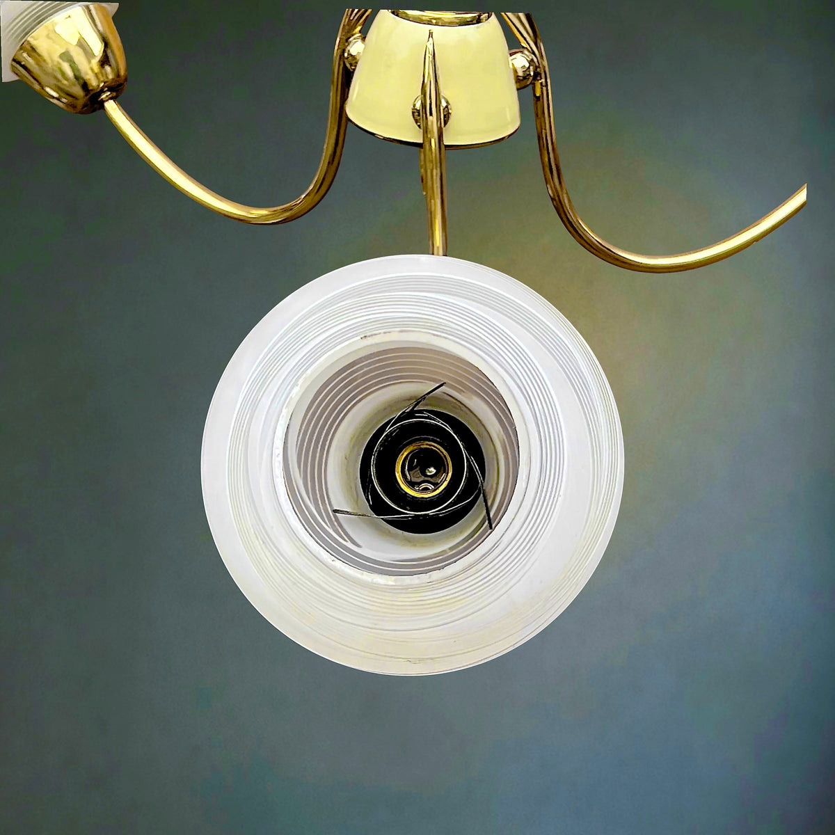 Lustre 3 Feux en Laiton  et Verre Opalin Strié – Années 50-60