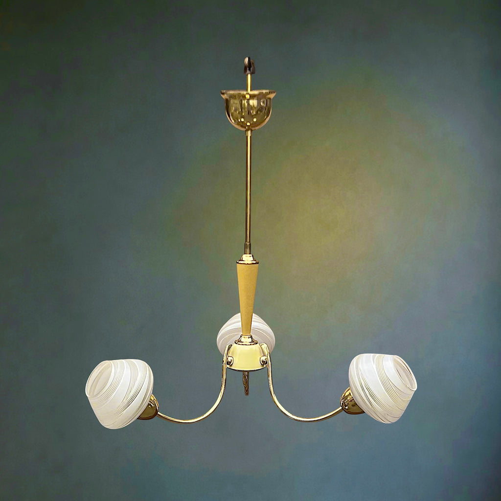 Lustre 3 Feux en Laiton  et Verre Opalin Strié – Années 50-60