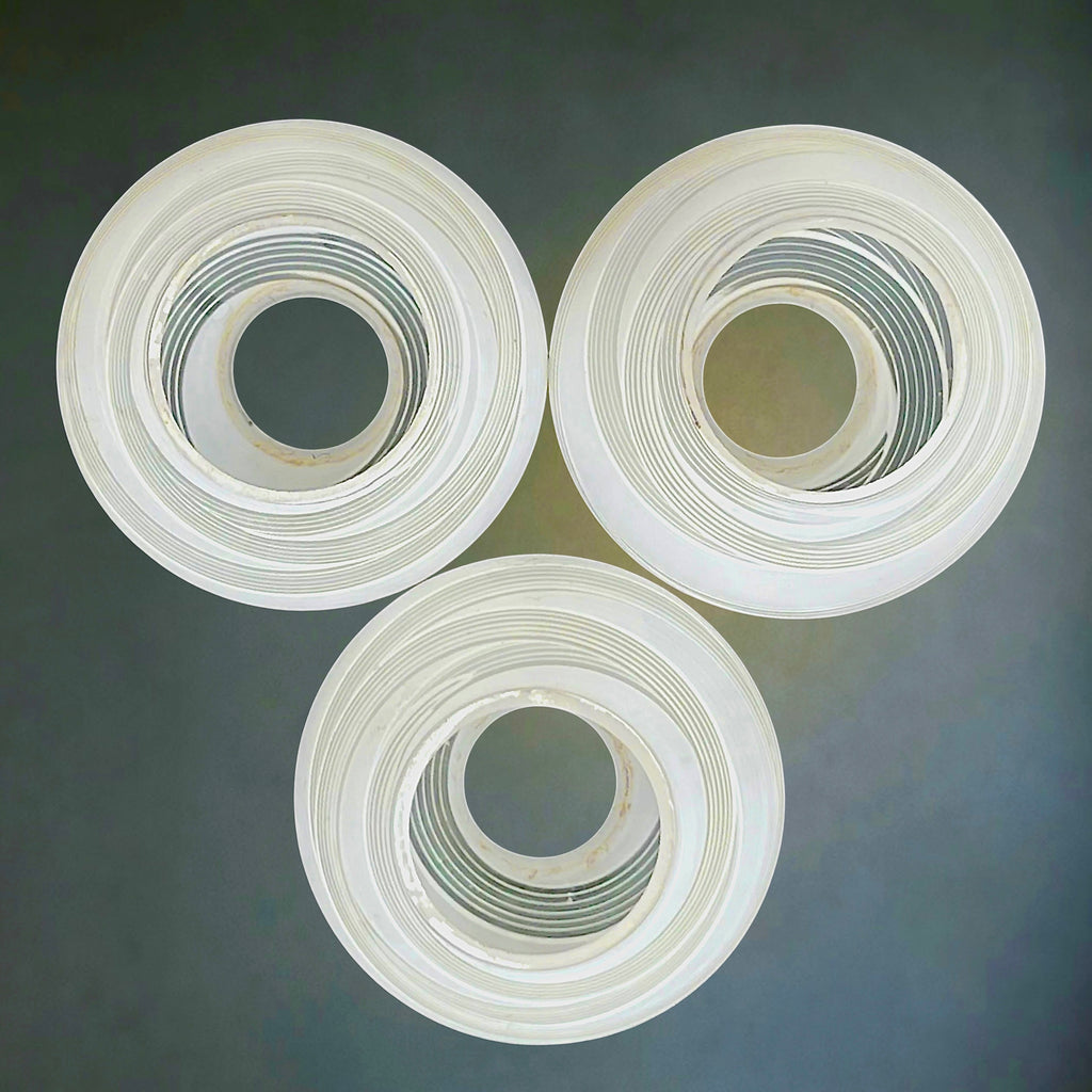 Lustre 3 Feux en Laiton  et Verre Opalin Strié – Années 50-60