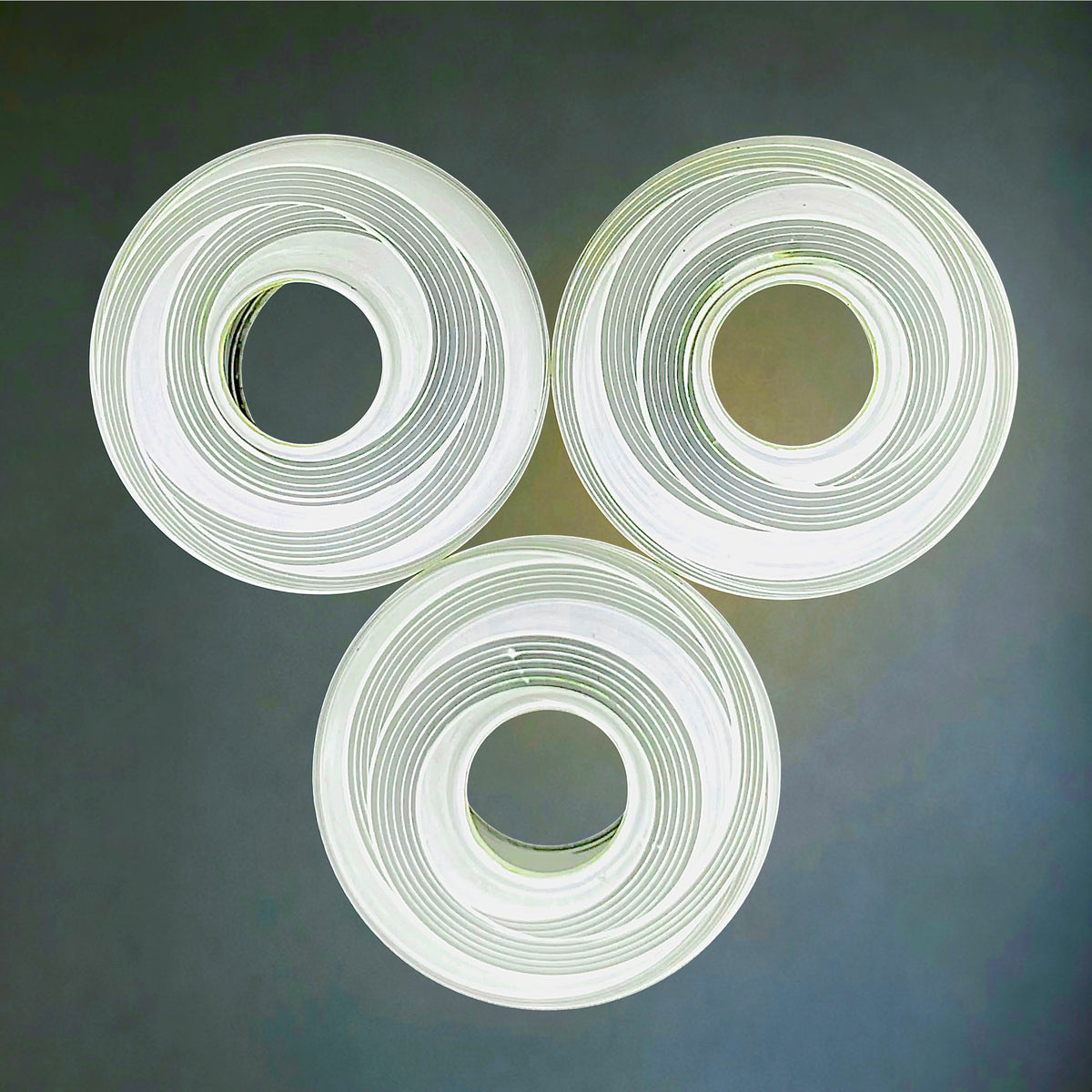 Lustre 3 Feux en Laiton  et Verre Opalin Strié – Années 50-60