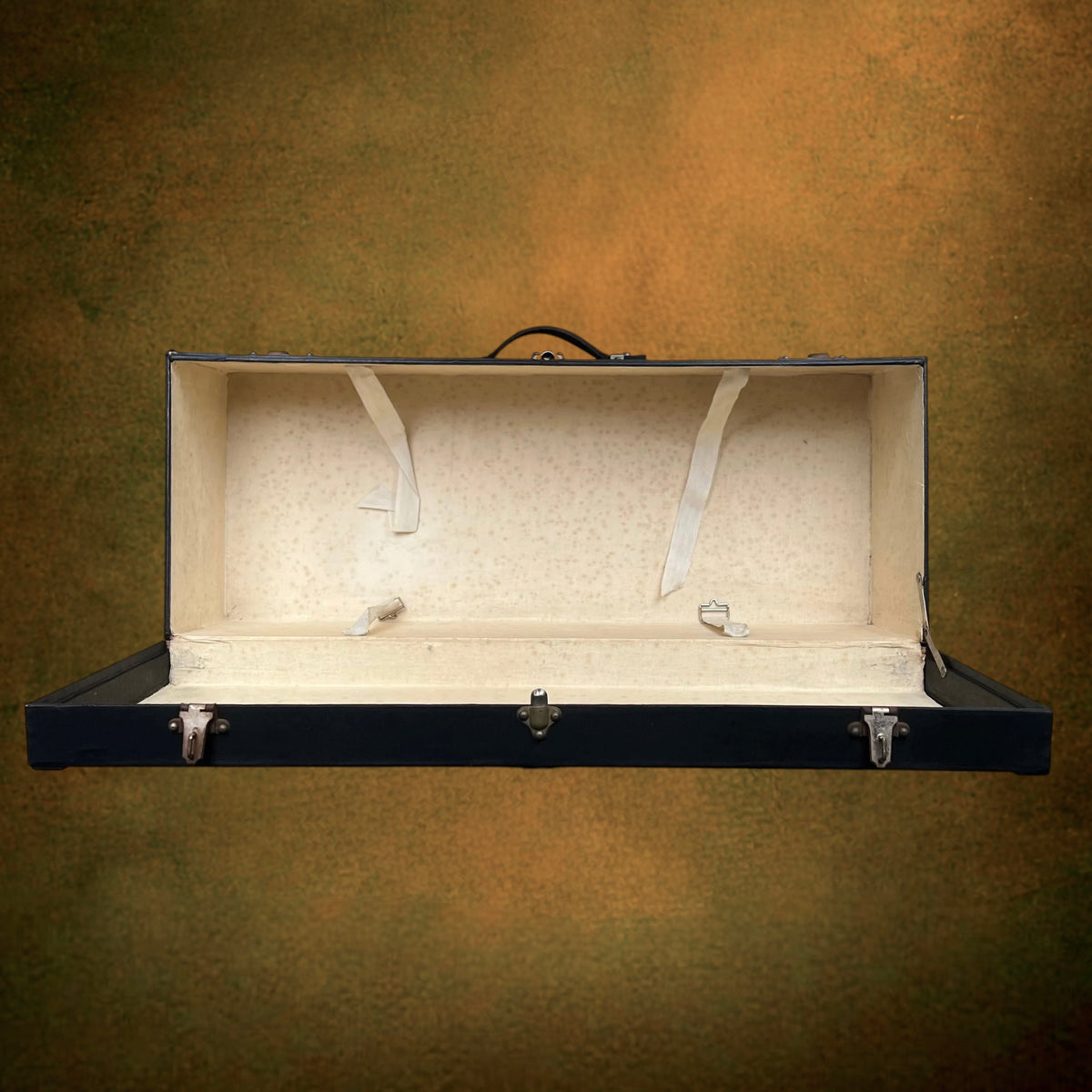 Ancienne Malle de Voyage en Bois et Toile Noire avec Poignée en Cuir – Années 40-50