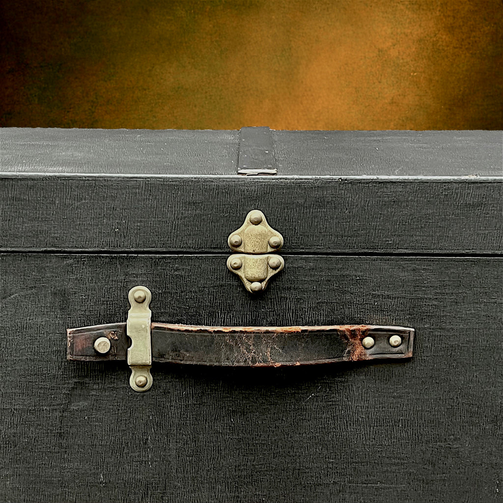 Ancienne Malle de Voyage en Bois et Toile Noire avec Poignée en Cuir – Années 40-50