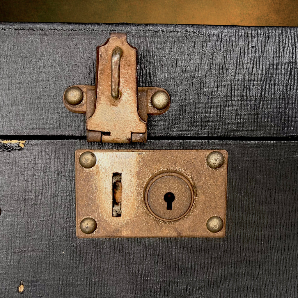 Ancienne Malle de Voyage en Bois et Toile Noire avec Poignée en Cuir – Années 40-50