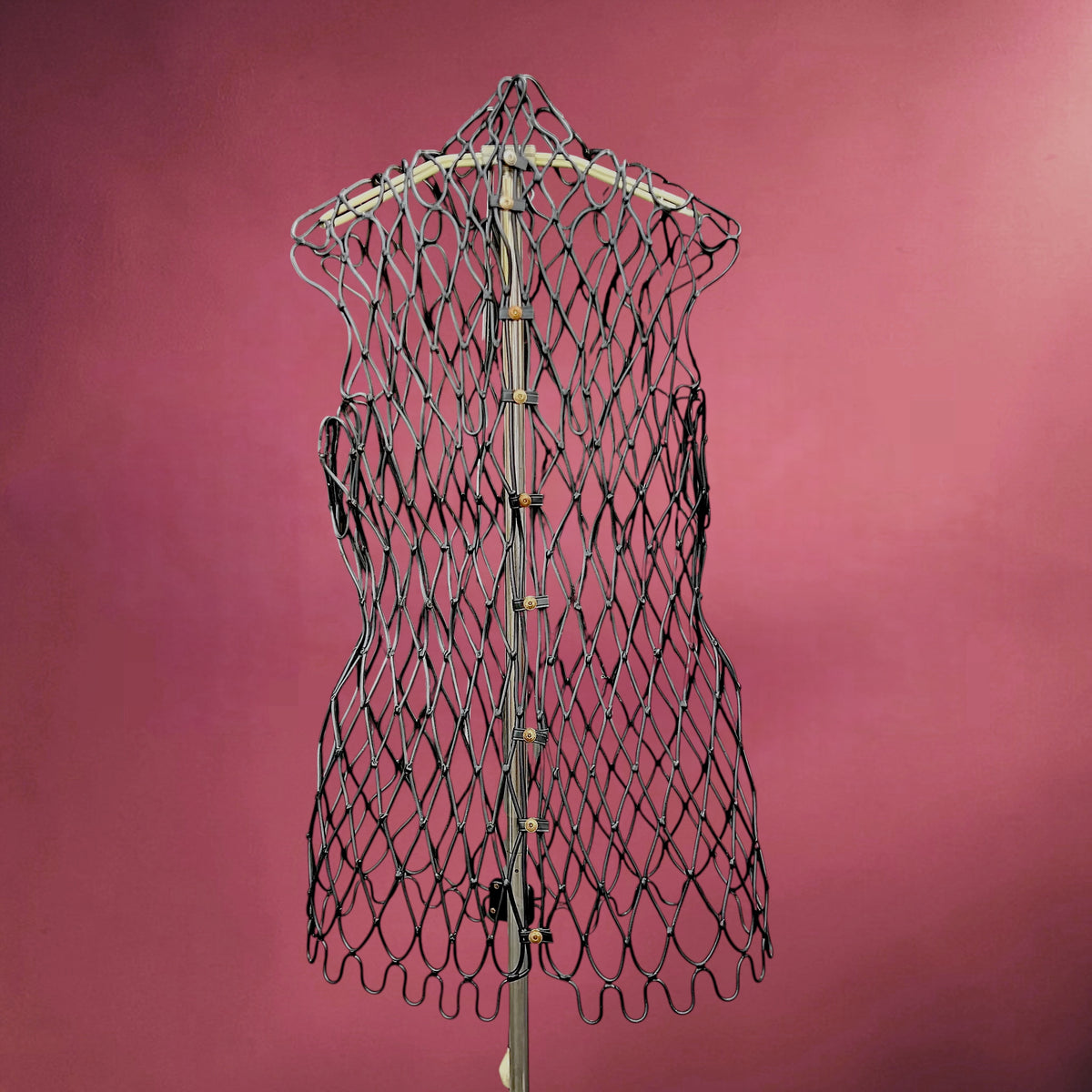 Mannequin Chauffant Laurent en Treillis Métallique sur Pied Chromé – Hors Service – Années 60-70